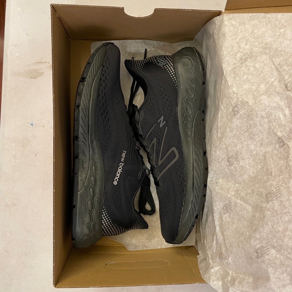 New Balance women's 880 black walking shoes, New in Box, size 10, width (2A)